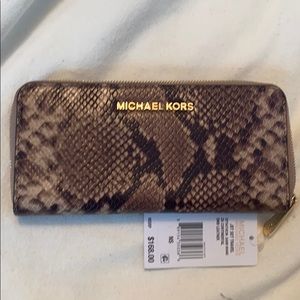 Ladies Michael Kors wallet. NEW WITH TAG